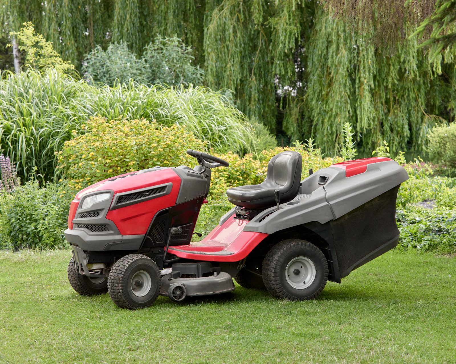 Vrtni traktor  pripomore k udobju med delom na vrtu